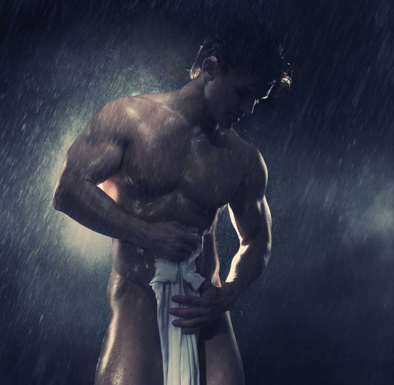 站在雨中的男子