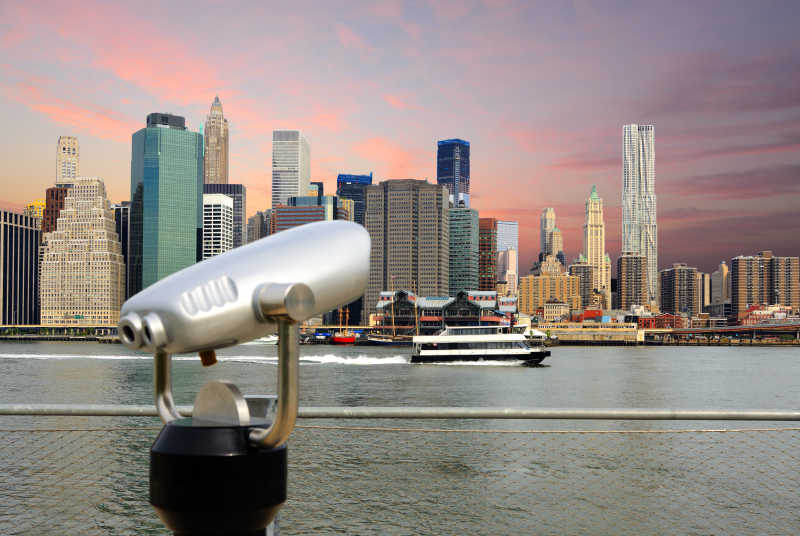 在布鲁克林区观看市区曼哈顿天际线的双筒望远镜