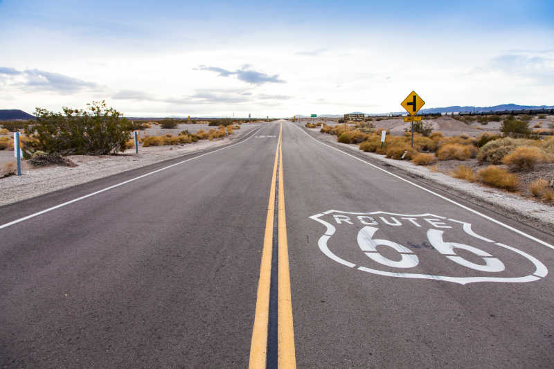 加州沙漠路上著名的66号路标