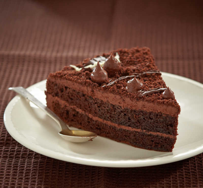 撒有巧克力粉的巧克力蛋糕