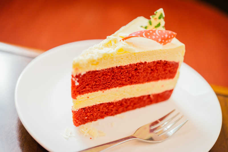 白色盘子里的红色蛋糕