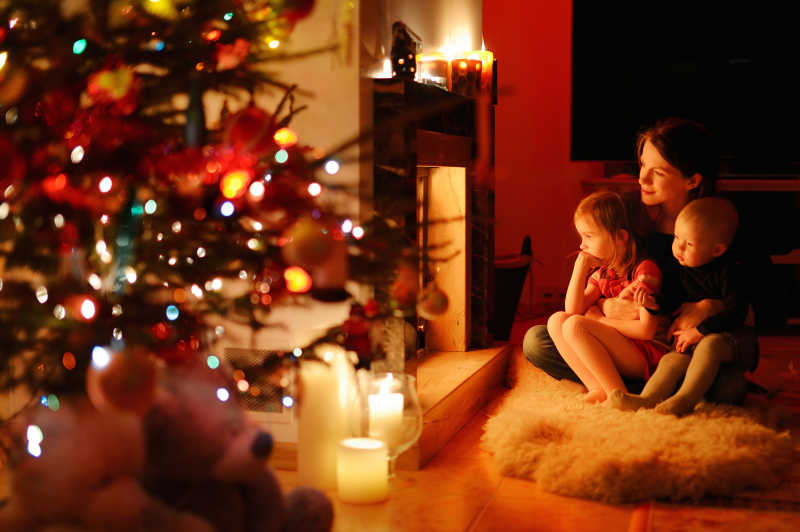 圣诞环境里的圣诞树和妈妈与孩子