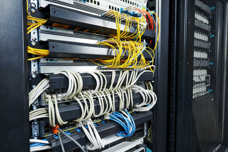 光纤电缆链接室内的网络服务器