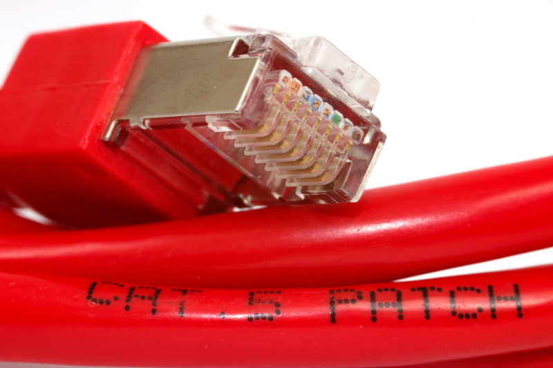 白色背景下的红色的电缆和数据接口