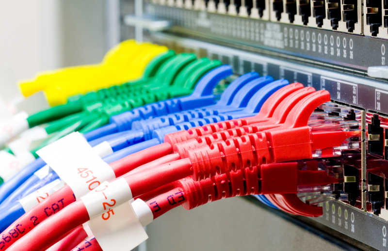 颜色各异的网络光纤电缆接口