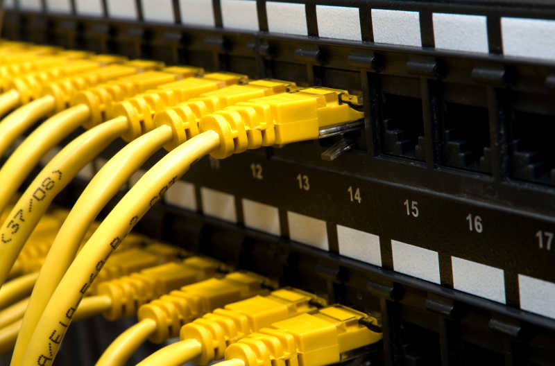 在数据接口处插着黄色网络电缆