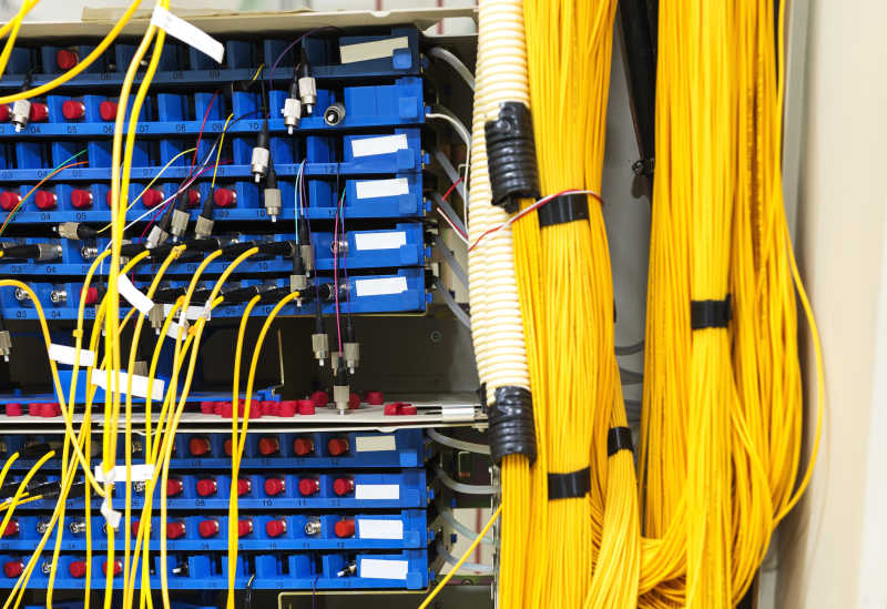 网络数据通过黄色的网络电缆传输出去