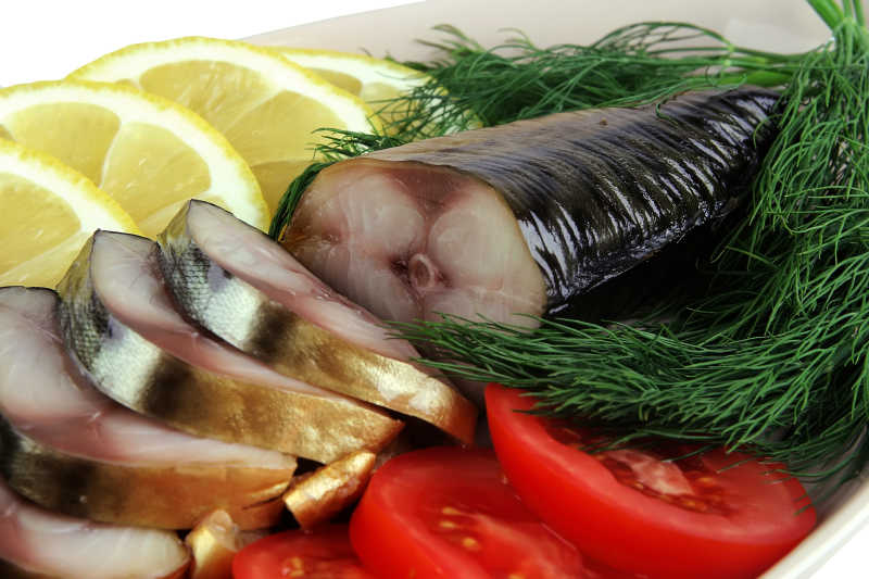 切开的熏鱼和蔬菜