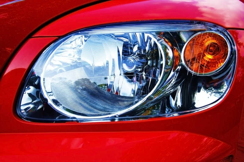 红色汽车上的汽车大灯