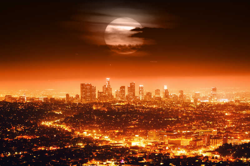 夜晚洛杉矶天际线的满月