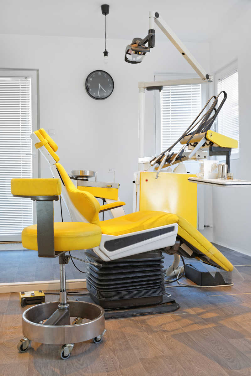 牙科黄色躺椅设备