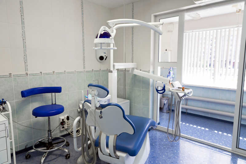 牙科室里的设备与座椅