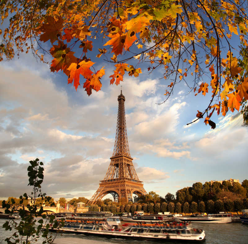 法国秋叶下的埃菲尔铁塔