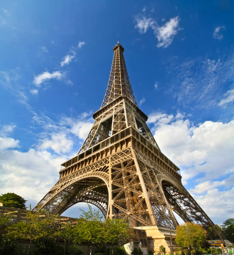 蓝天白云下的巴黎埃菲尔铁塔