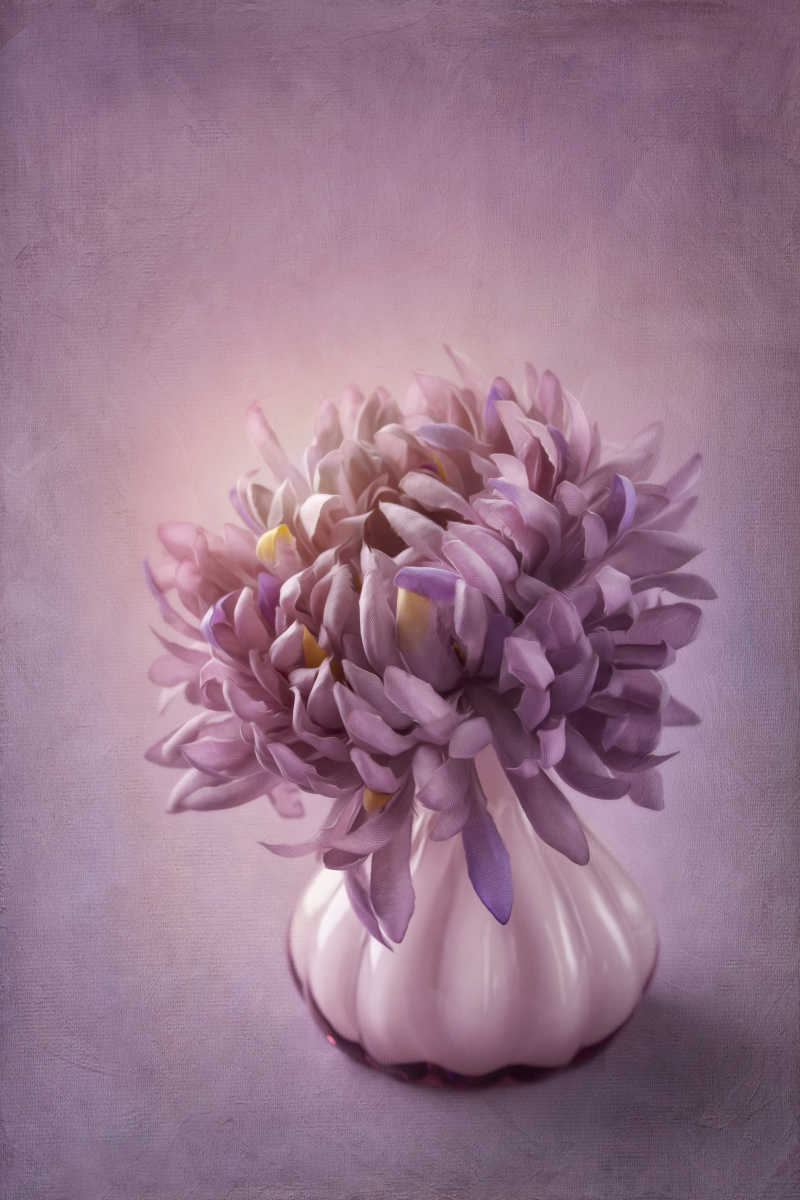 花瓶里紫色花朵