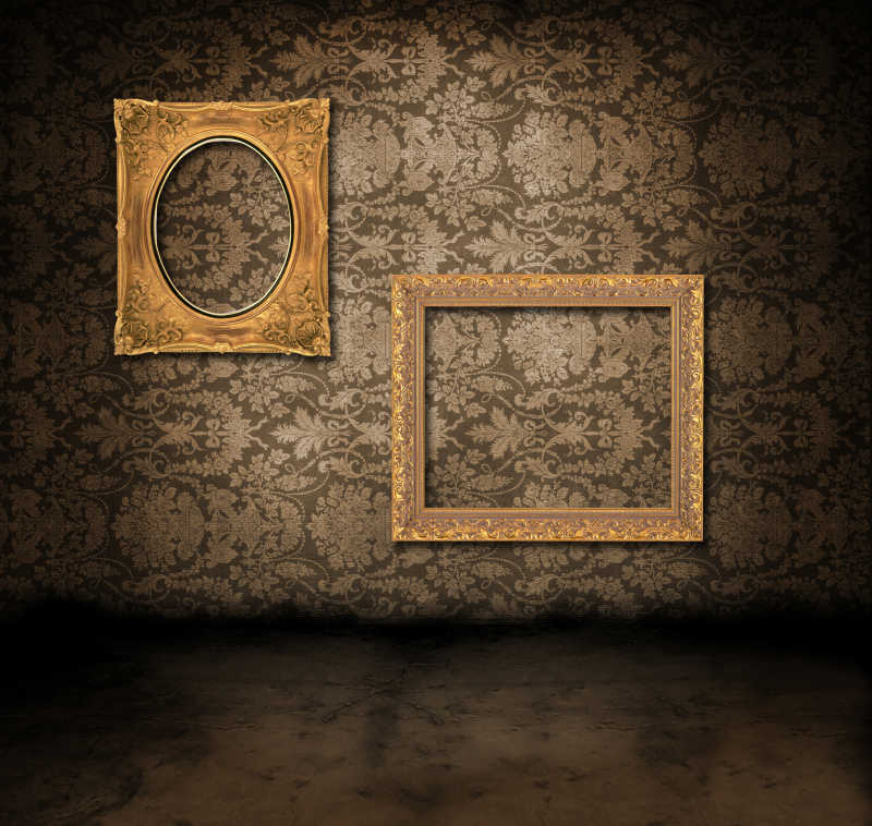 维多利亚壁纸和金色框架脏乱的房间