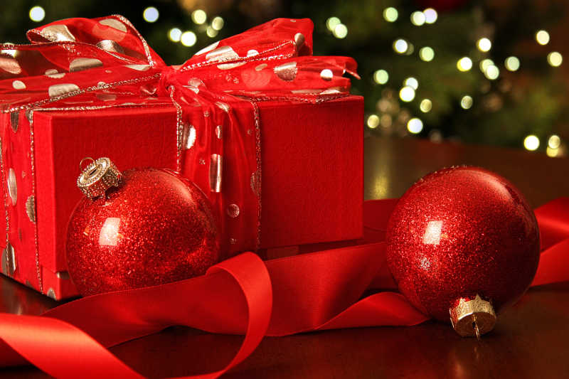 圣诞树装饰和红色圣诞礼物