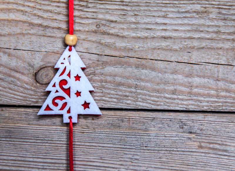 放在木制板的圣诞树装饰挂件