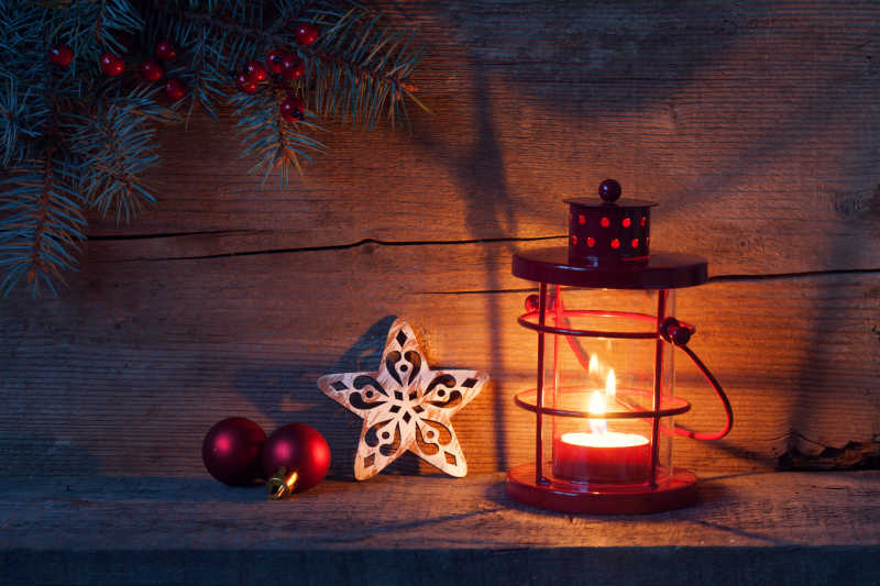 旧木背景下的圣诞装饰与夜灯