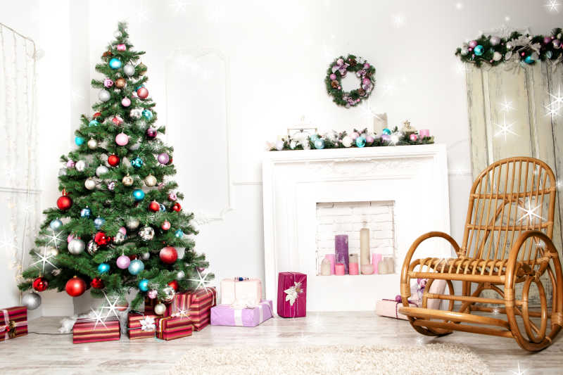 带星星的圣诞树和礼物的客厅