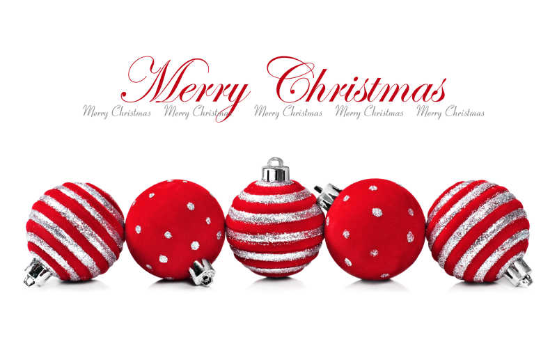 白色背景与文本空间的五个红色圣诞装饰球