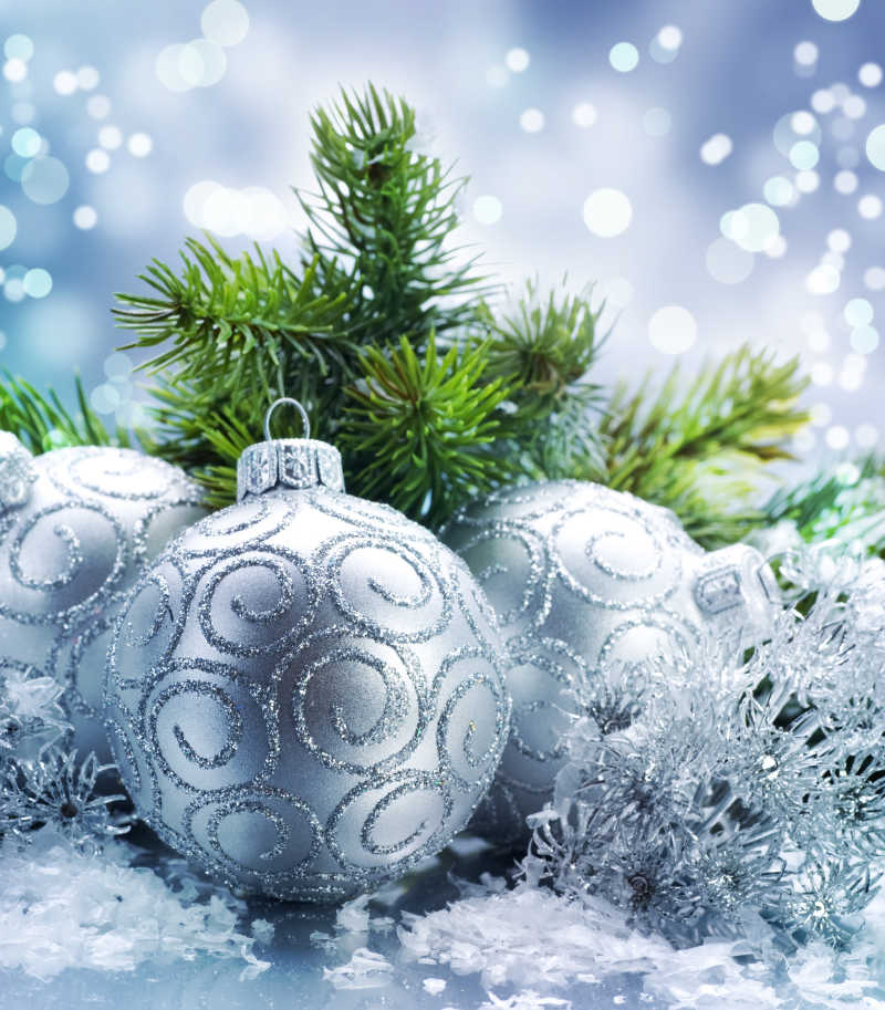 圣诞树和装饰用的圣诞球