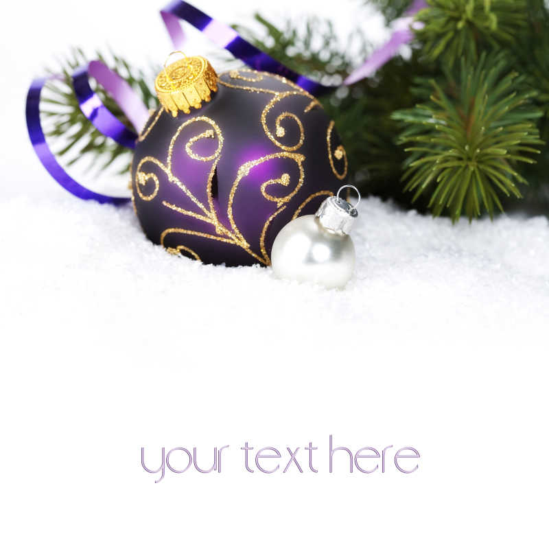 紫色的圣诞装饰球和丝带