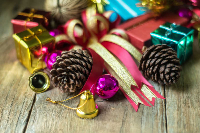木板上的松果和各色圣诞节的装饰品