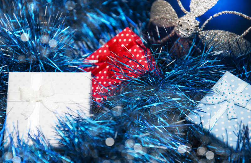 圣诞节蓝色的装饰品和各色礼物盒子
