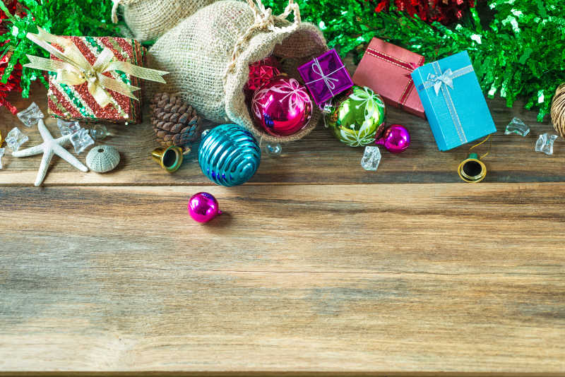 木色桌上的圣诞树上的装饰品