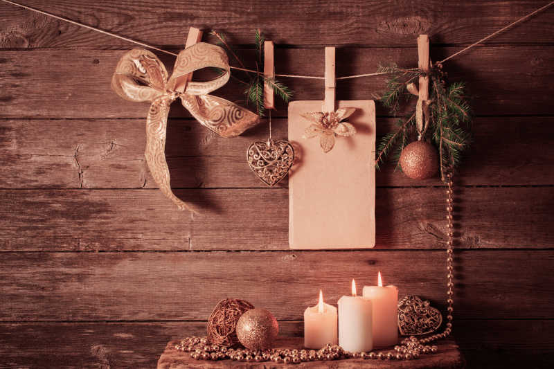 木色板上的圣诞节的木板装饰和蜡烛