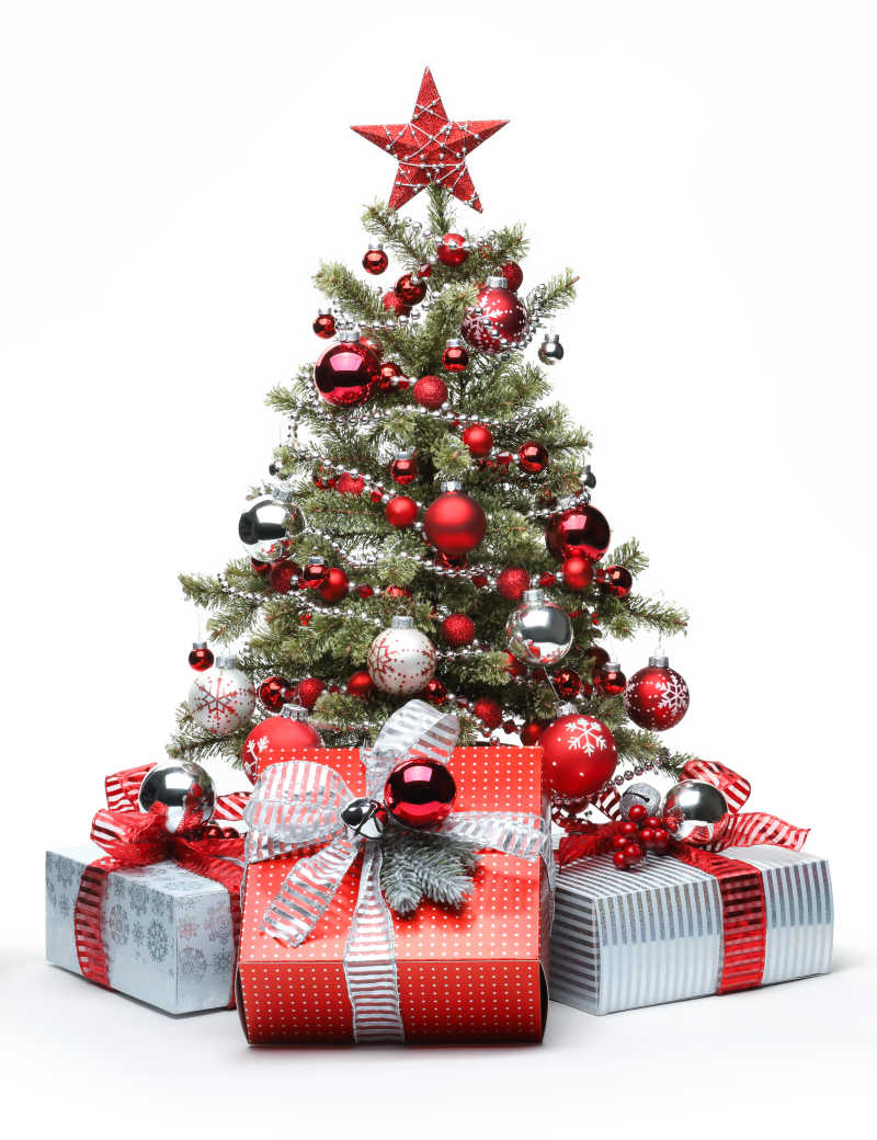 白色背景下装饰好的圣诞树和红色白色包装的礼物