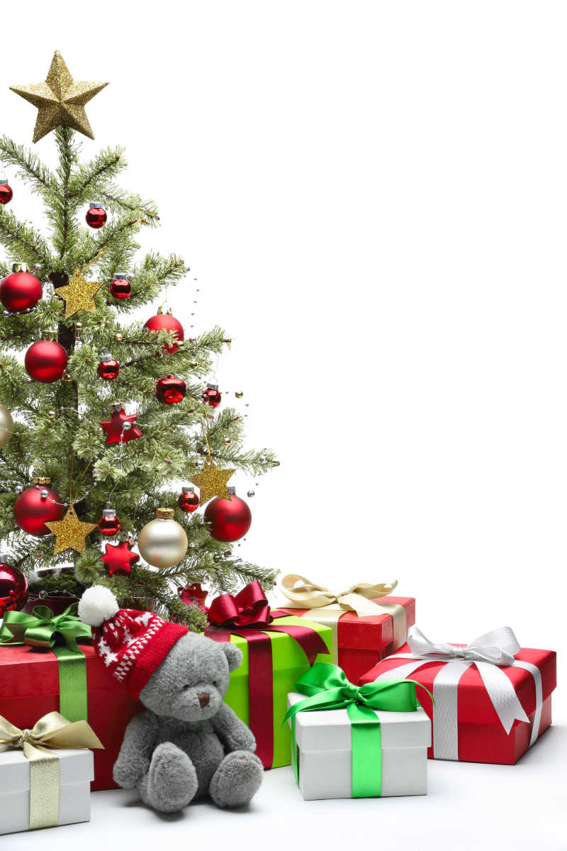 白色背景下装饰好的圣诞树和五颜六色的礼物盒子