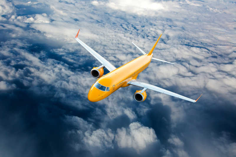 飞行中的橙色客机
