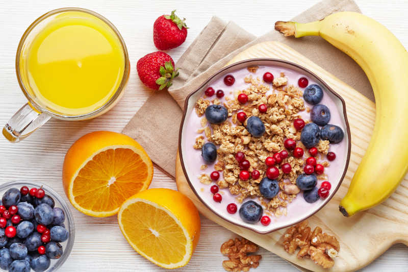 健康的早餐用燕麦和浆果做的酸奶