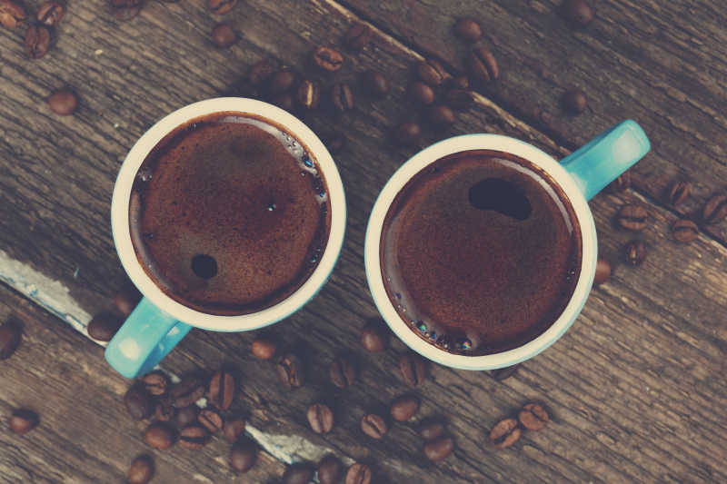 两杯新鲜咖啡和咖啡豆
