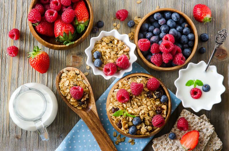 健康的早餐粥覆盆子蓝莓草莓脆面包和酸奶