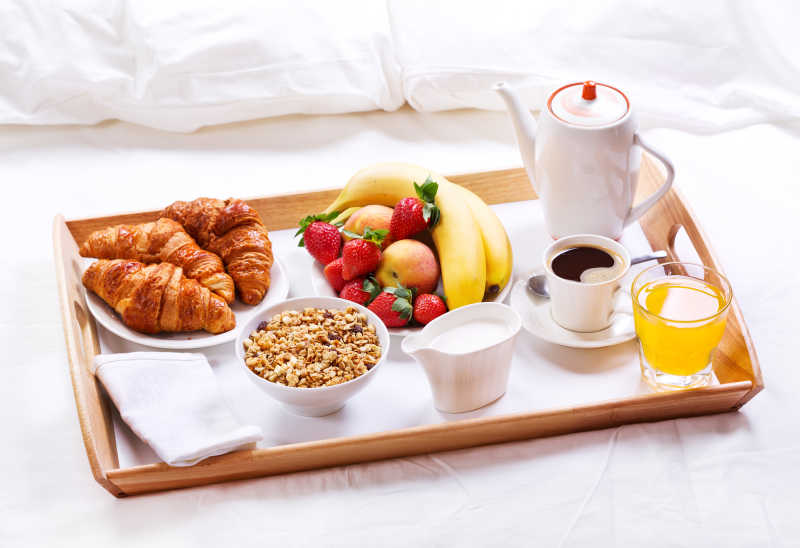 床上早餐面包盘谷物和水果和咖啡