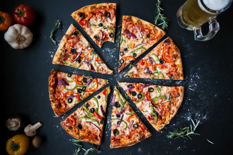 黑板上分割开来的披萨
