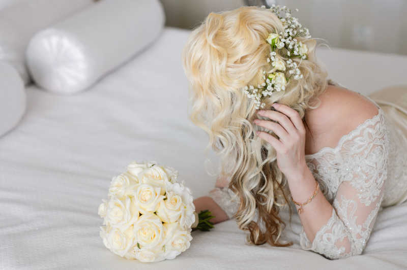 美丽新娘拿着婚礼花束