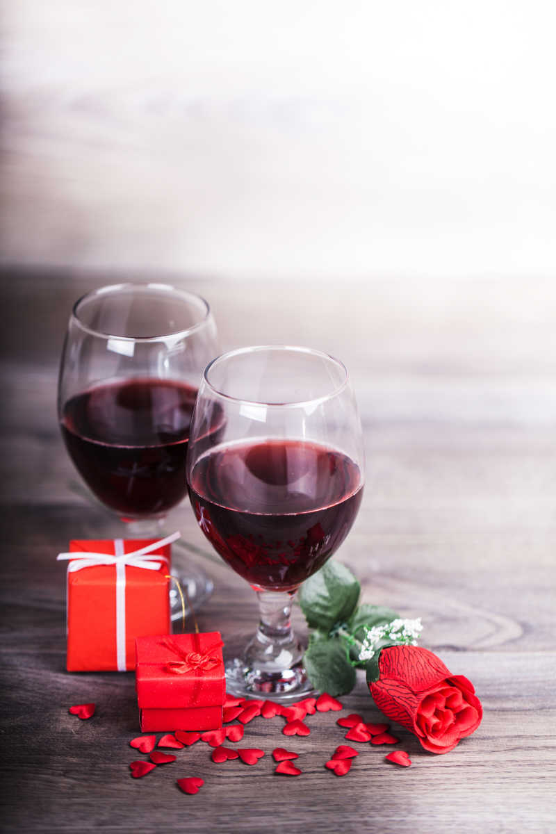 红葡萄酒和玫瑰酒杯