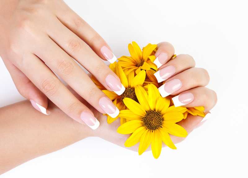 白色的指甲和黄色的鲜花