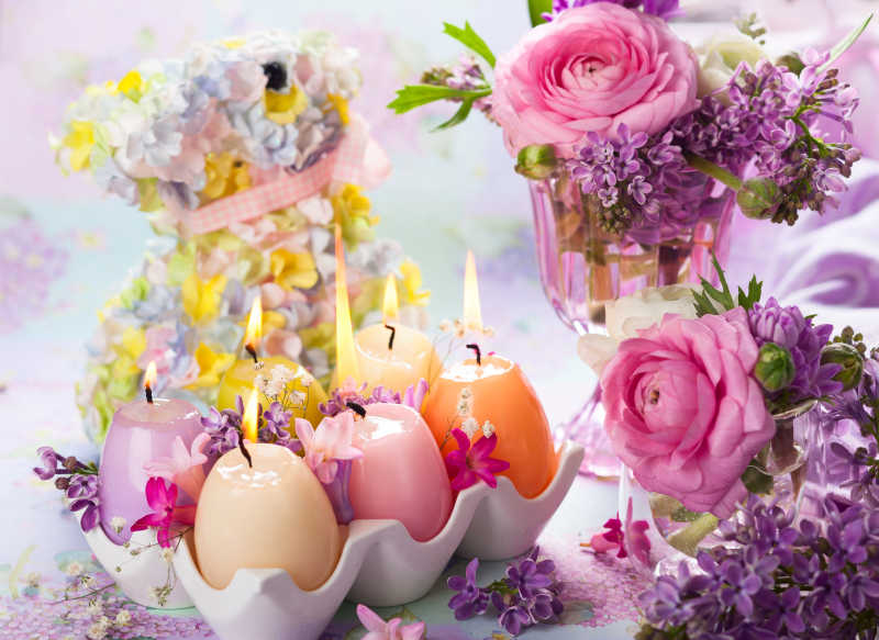 复活节鲜花和彩蛋蜡烛