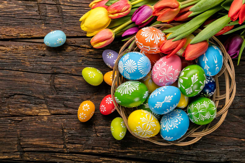 木桌上的复活节彩蛋与郁金香