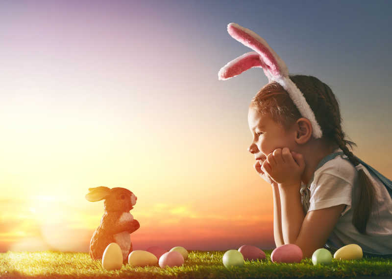 复活节主题开心的小女孩与可爱的小兔子
