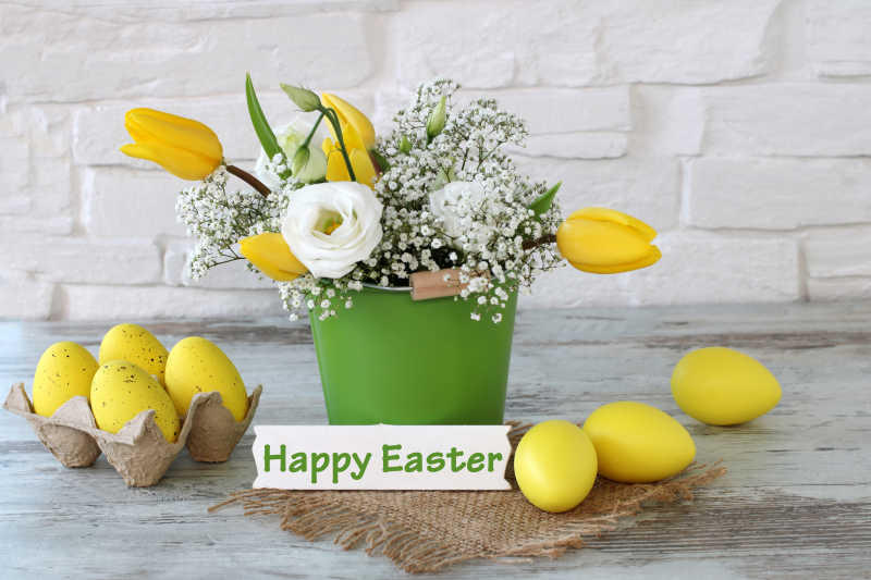 复活节黄色彩蛋和花朵