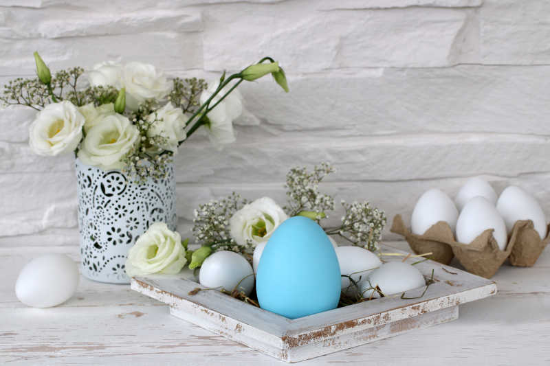 复活节蓝色彩蛋和花束