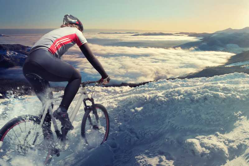 雪地上的山地自行车