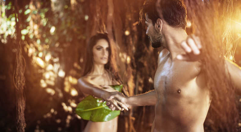 两个裸体恋人在热带树林中