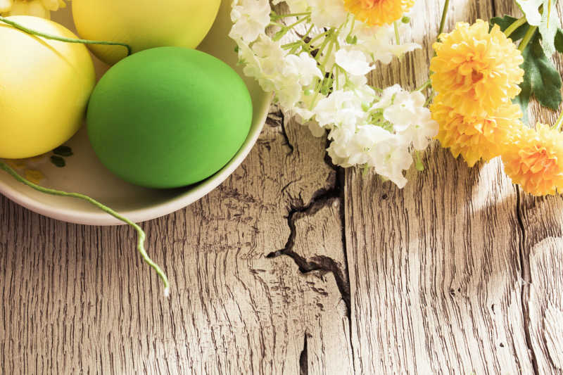 木桌上鲜花装饰和复活节彩蛋